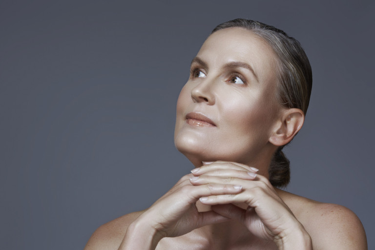Was braucht die Haut ab 60? Pflegerituale, Anti-Aging-Produkte und Unterstützung mit den richtigen Produkten spielen dabei eine wichtige Rolle. Dazu Make-up-Tipps vom Profi auf www.marinajagemann.com