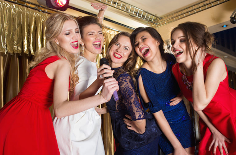 Weihnachtslieder oder Karaoke - egal. Hauptsache man singt selbst. Das baut Stress ab, macht glücklich und hat sogar Anti-Aging-Wirkung.www.marinajagemann.com