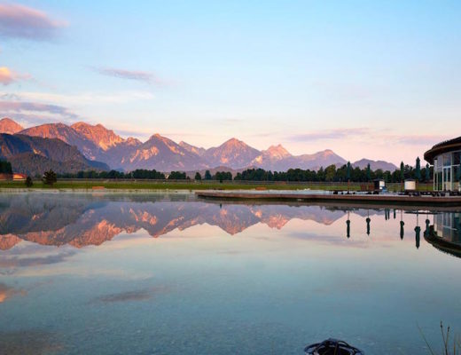 Relaxen im Allgäu. Mitten im zauberhaften Allgäu, am Fuß der Berge in Schwangau, befindet sich das Hotel König Ludwig mit seinem einzigartigen Spa. Wer seinem Körper eine Basen-Kur gönnen möchte, ist im Hotel König Ludwig genau richtig. Zu den Spa-Highlight gehören die basischen Wellness-Behandlungen. www.marinajagemann.com