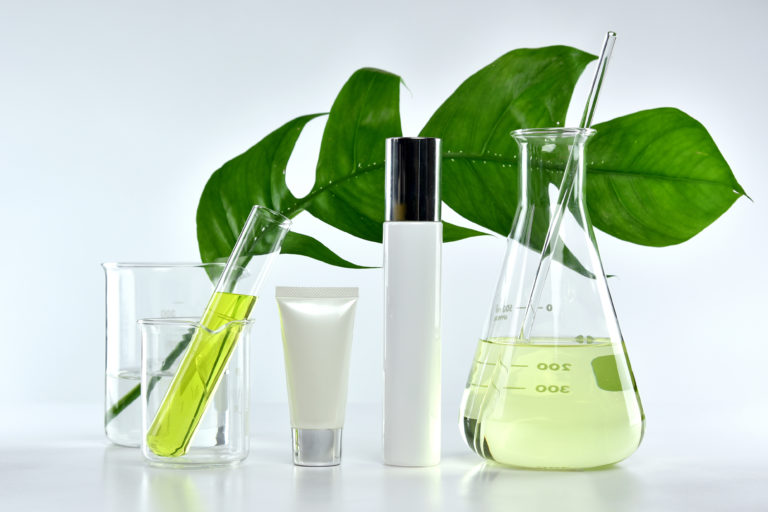 Im Labor entsteht Anti-Aging Pflege mit hochwirksamen Inhaltsstoffen wie Hyaluronsäure, Antioxidantien, Vitamin A, Vitamin C, Marina Jagemann