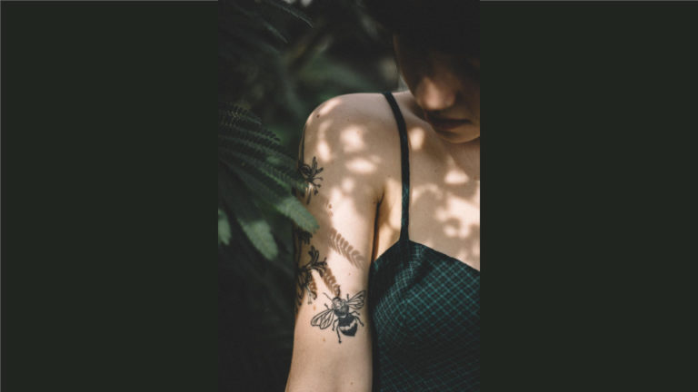Kosmetik mit Honig, Marina Jagemann, Frau mit Bienen-Tattoo