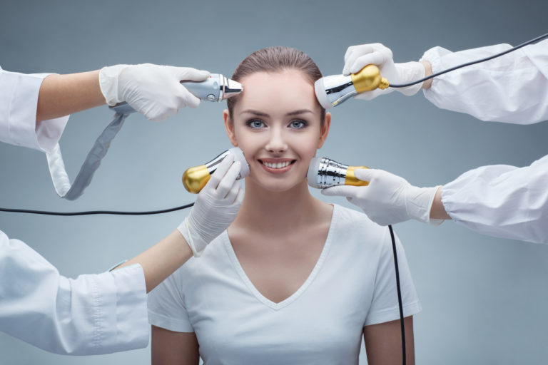 Beauty-Tools für Zuhause, Marina Jagemann, eine junge Frau wird mit Beauty-Tools behandelt
