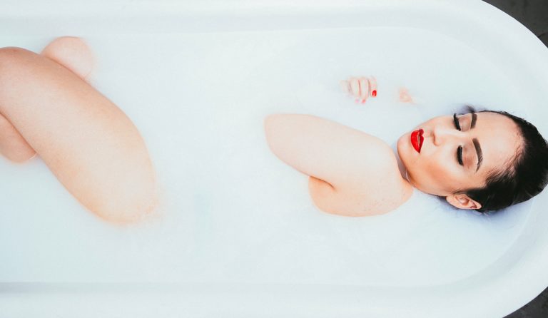 Wie Pflege zum Beauty-Ritual wird: Man nehme Zeit, Achtsamkeit sowie die richtigen Produkte und das Bad wird zur eigenen Wohlfühlen-Oase.