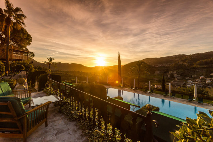 Luxus Urlaub in Mallorca: Der Sonnenuntergang über dem Pool des Hotels Son Net