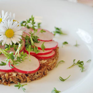 Essbare Blüten: Gänseblümchen auf Radieschenbrot