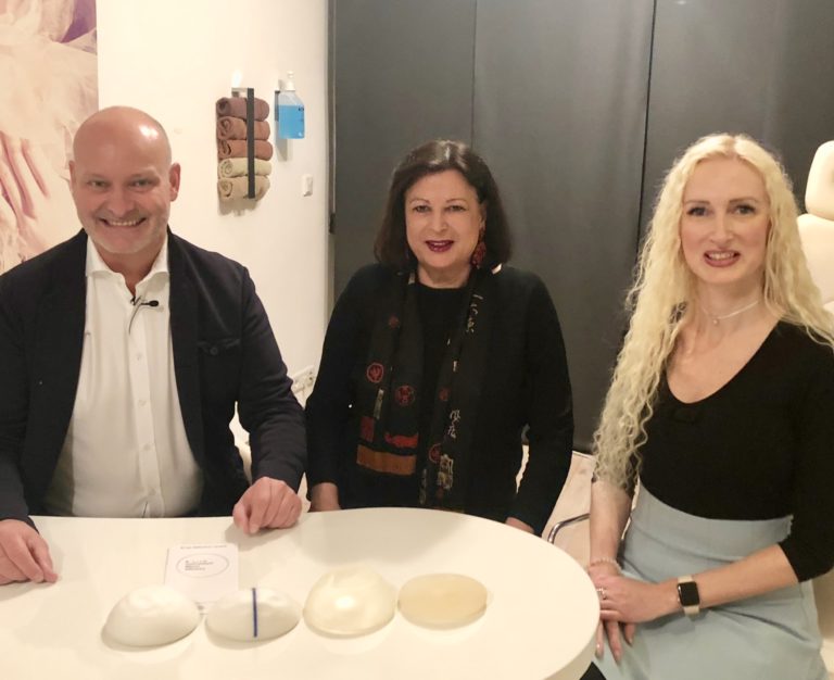Patientin nach Wechsel von Brustimplantat im Gespräch mit Dr. Jens Baetge und Marina Jageman.n