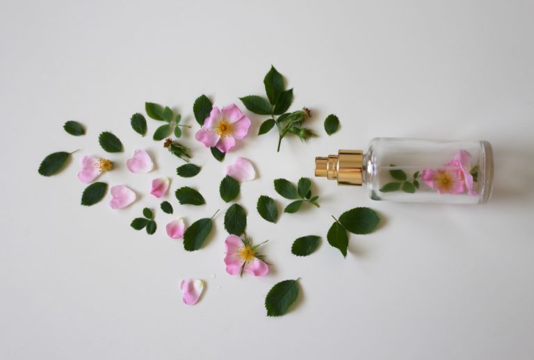 Parfumfläschchen mit Blumen