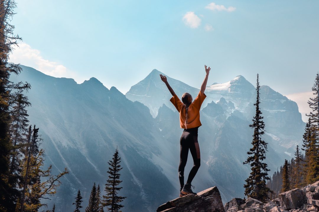 Mädchen auf dem Berg, Bewegung pusht die Hormonwerte