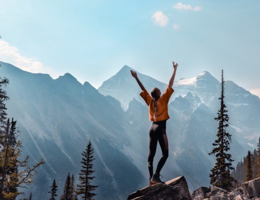 Mädchen auf dem Berg, Bewegung pusht die Hormonwerte