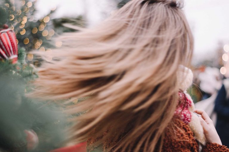 Air Dry: Haare stylen ohne Hitze, Haare fliegen im Wind