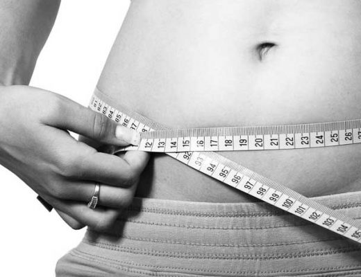 Fett weg ohne OP, eine Frau misst ihren Bauchumfang