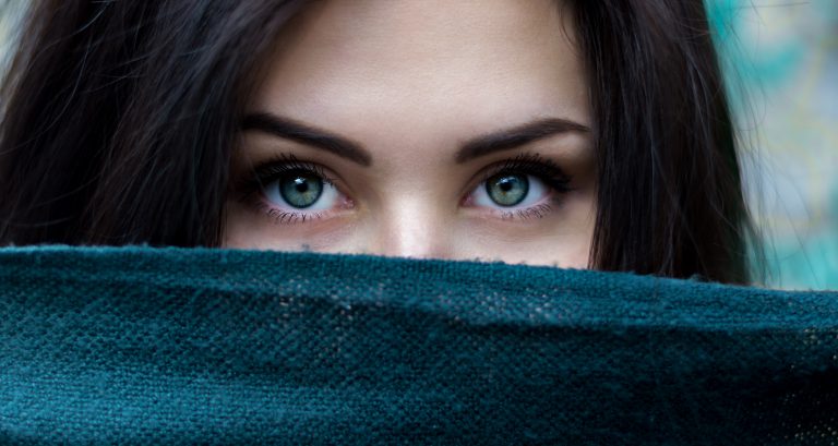 Tränensäcke entfernen damit man einen schönen Blick hat wie die Frau auf diesem Bild