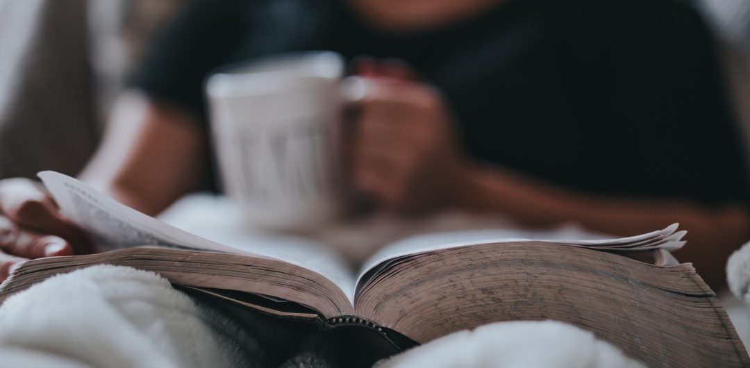 Gemütlich ein Buch lesen