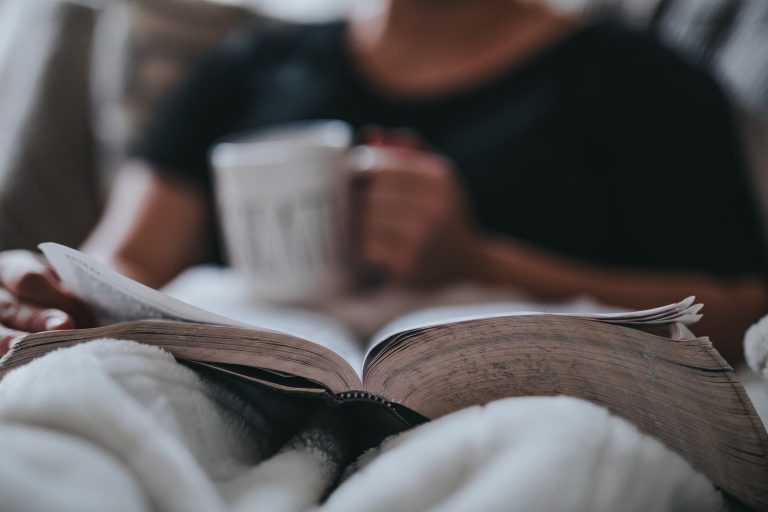 Gemütlich ein Buch lesen