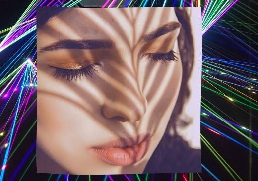 Frauengesicht mit geschlossenen Augen für eine Laserbehandlung der Haut