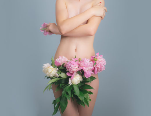 Junge Frau mit Blumenschmuck statt Slip zum Thema: Inkontinenz einfach aussitzen? Ein Erfahrungsbericht!