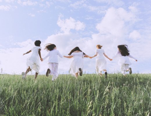 Frauen auf einer Wiese zum Thema Wechseljahre