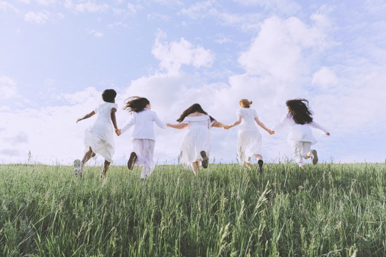 Frauen auf einer Wiese zum Thema Wechseljahre