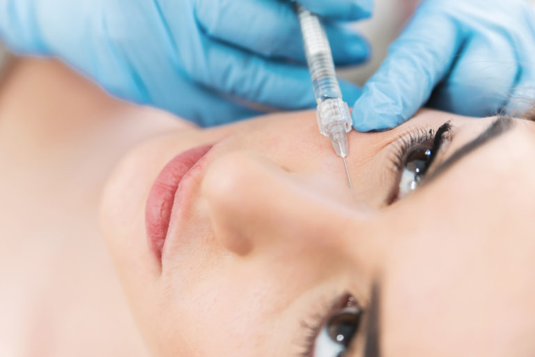 Frau bei einer Unterspritzung mit Hyaluronsäure Filler