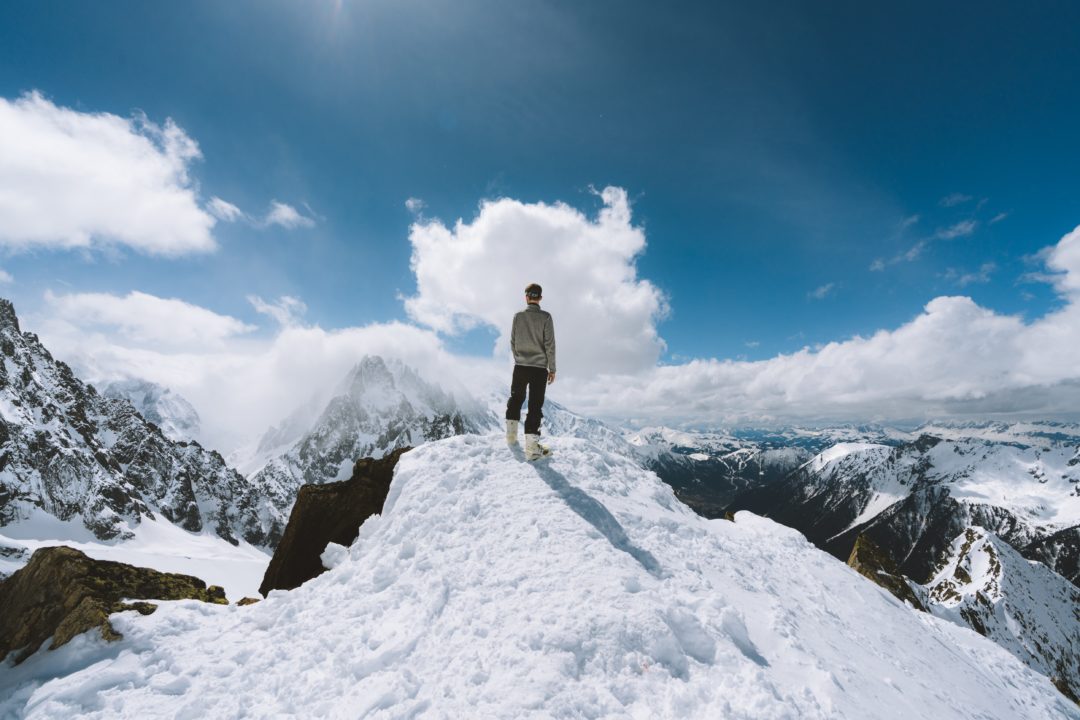 Frau auf einem Berg für Anti-Aging im Winter