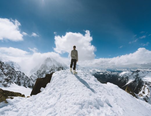 Frau auf einem Berg für Anti-Aging im Winter