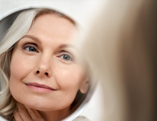 Frauengesicht nach Anwendung von Anti Aging Cremes