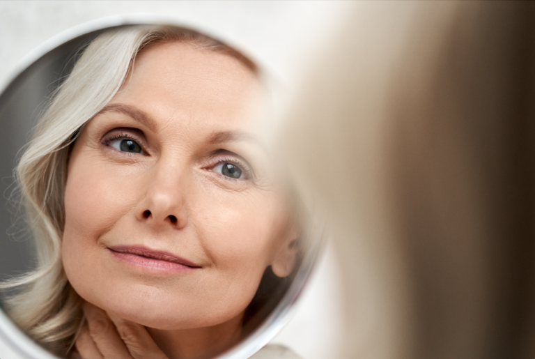Frauengesicht nach Anwendung von Anti Aging Cremes