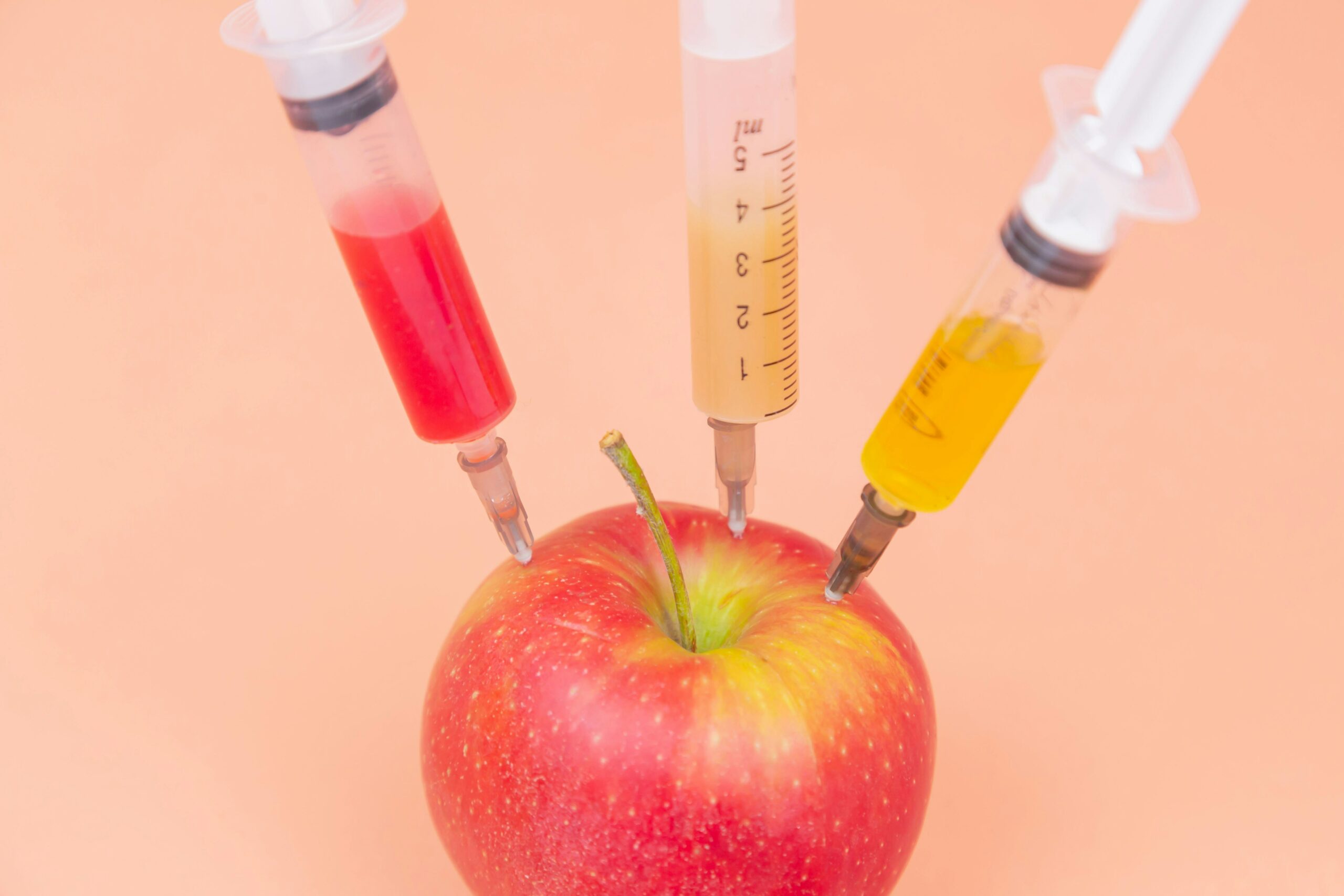 Apfel wird mit Vitamin-Infusionen bearbeitet